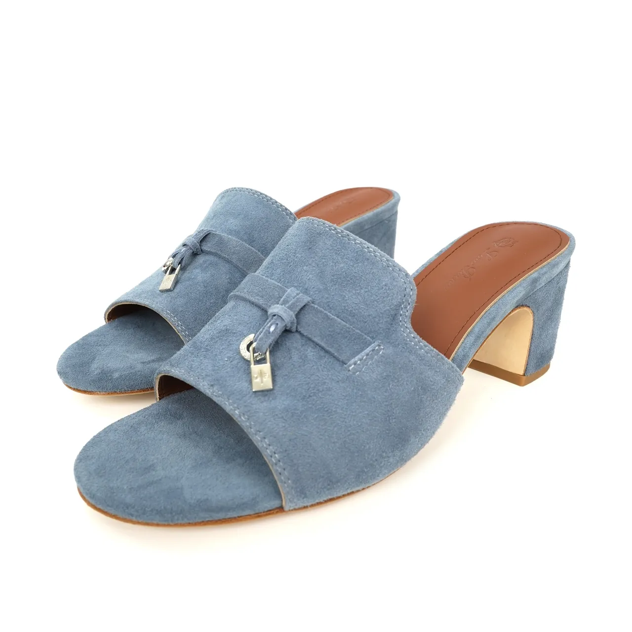 👟👟Ex-factory price 440👟👟 Genuine leather sole +30 suede sheepskin slippers with a strap decorated with Loro Piana My Charms charms and decorated with tone-on-tone stitching. Sophisticated and feminine, it pairs well with both city and resort looks. For those looking for an elegant upgrade, the summer glamor slipper is known for its slim open-back silhouette. size: 35-44 (custom-made sizes 43 and 44 are non-returnable) Upper: imported suede sheep leather (sheep), cowhide ostrich pattern, cowhide snake pattern Lining: imported high-grade mixed sheep silk Heel height: 5.5CM